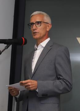 ON Franci Kotnik scenarist in  moderator  Foto Jože 120924 ZDN open  IMG_2859